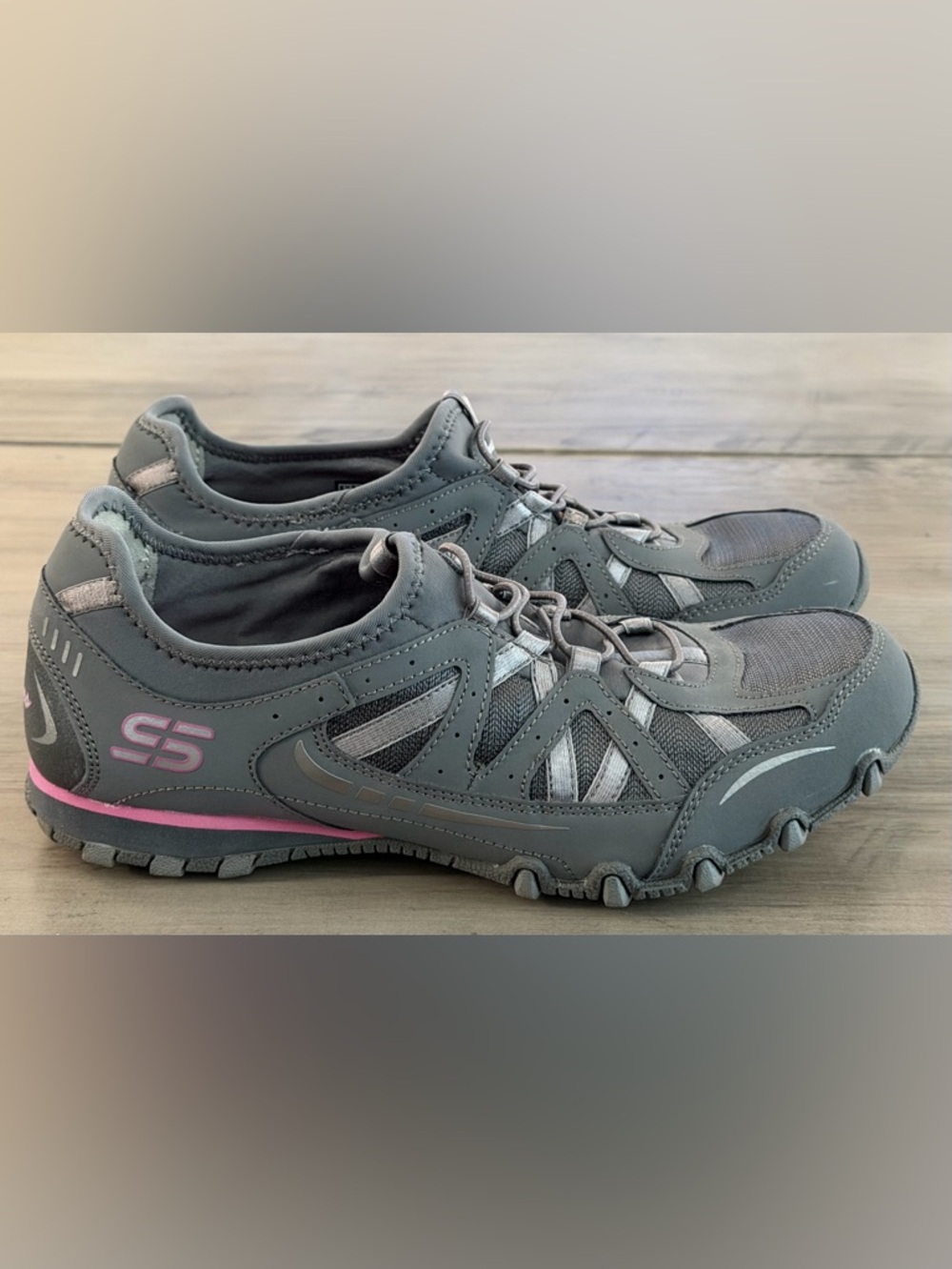 Women’s Sketchers Tennis Shoes~ Extremely comfortable~Gray/Pink